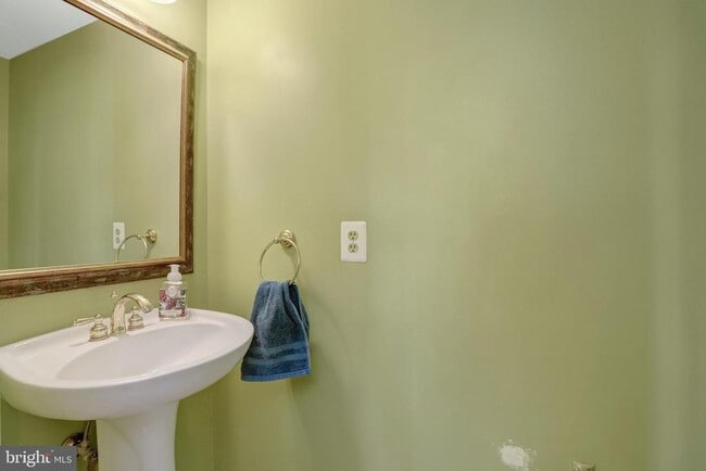 Building Photo - 5257 Bessley Pl