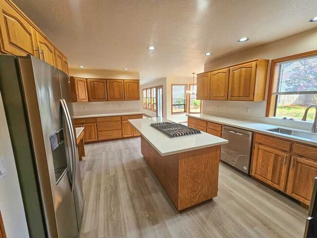 Building Photo - Spaceous newly remodeled 5 bedroom 3 bath ...