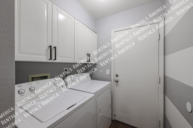 Building Photo - 1360 W Esplanade St