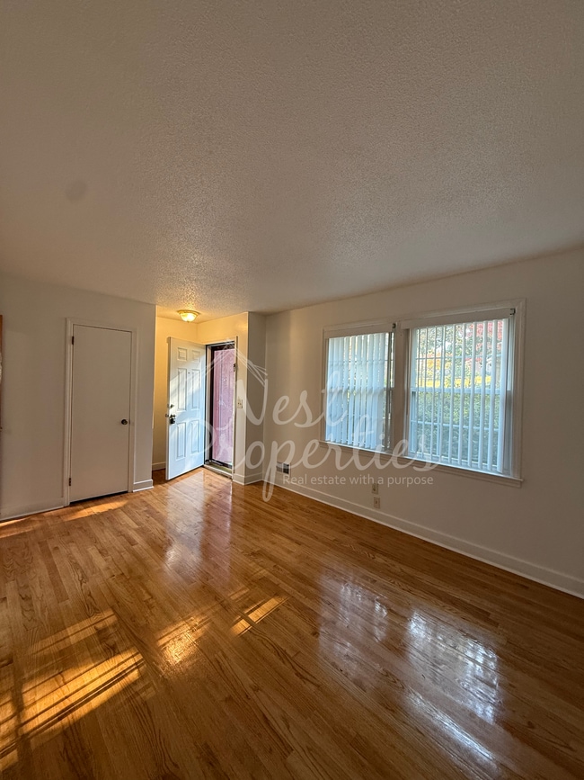 Building Photo - 3901 Pine Cone Dr