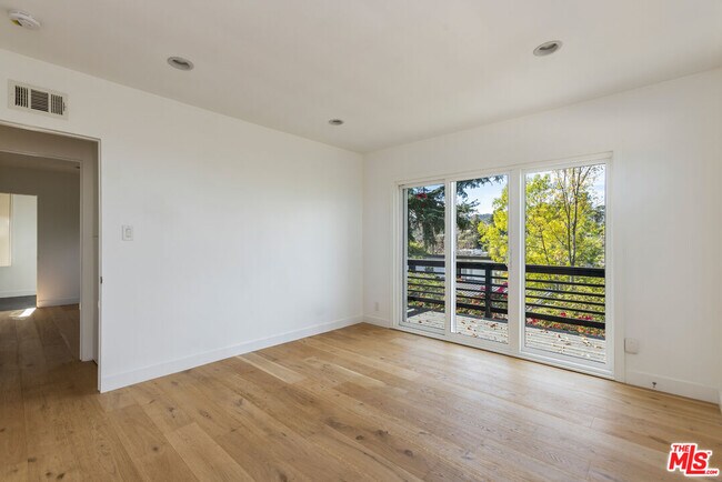 Building Photo - 3424 Primera Ave