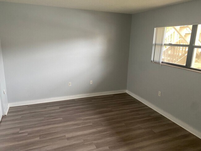 Building Photo - * MOVE IN SPECIAL * 1/2 OFF 2ND MONTH'S RENT!! Spacious 1,226 SF Unit - 2 bd / 2 ba near UF - Bra...