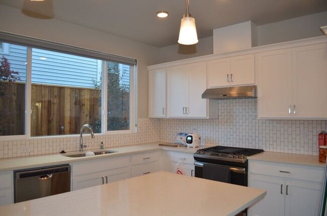 Building Photo - Spacious Master Bedroom for Rent in Modern...