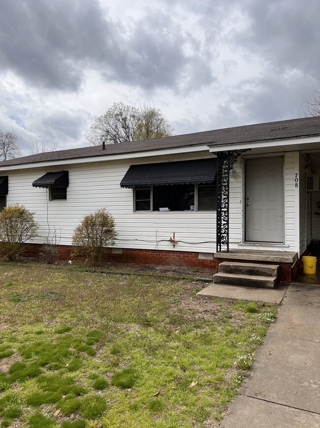 Primary Photo - 708 HILL
