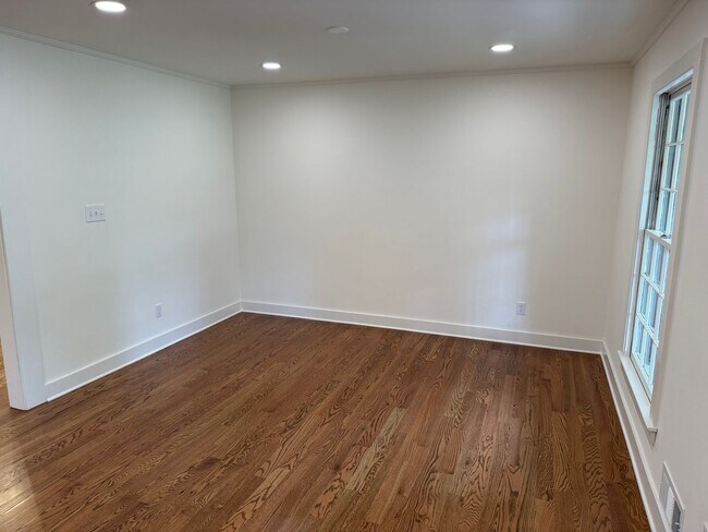 Building Photo - 185 Landor Dr