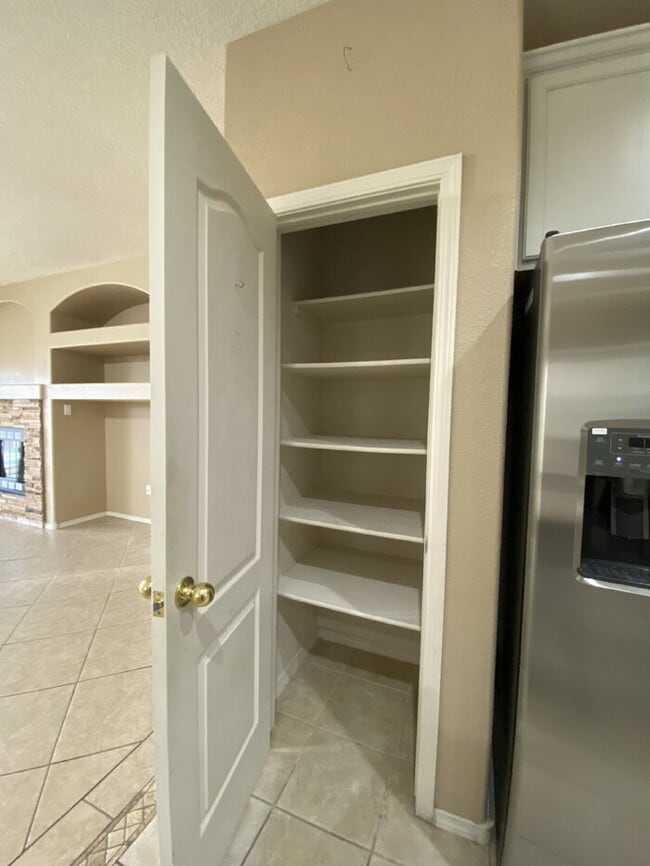 Building Photo - Large 5BR/2Story w/Balcony - Northern Meadows