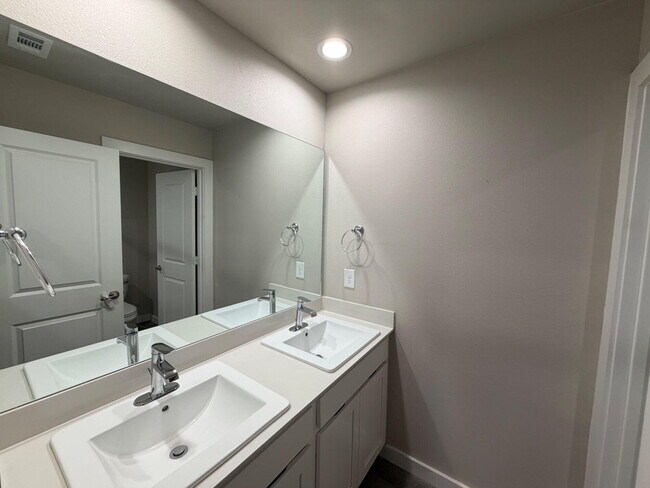 Building Photo - 328 Ranger St