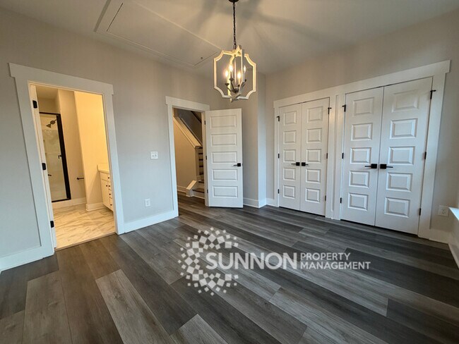 Building Photo - 2 Bed + Loft & 2 Car Garage with Skyline Views
