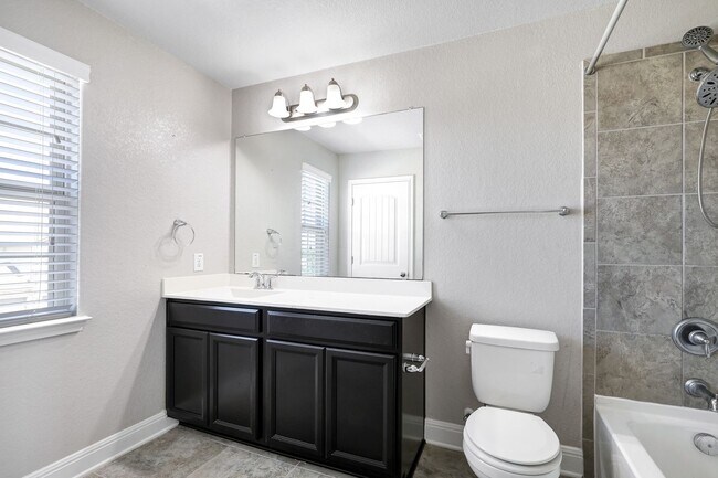 Building Photo - STEUBING FARM - ENCLAVE! 3BD/2.5BA Immaculate - Must See!!