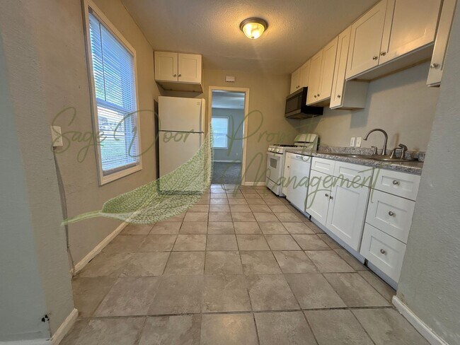 Building Photo - UPSTAIRS LOFT SPACE!!!