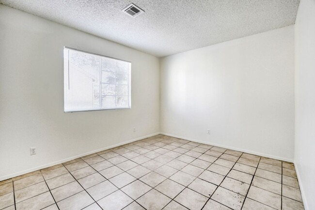 Building Photo - Spacious Upstairs 2-Bedroom, 1-Bath with Fireplace – Move-In Ready