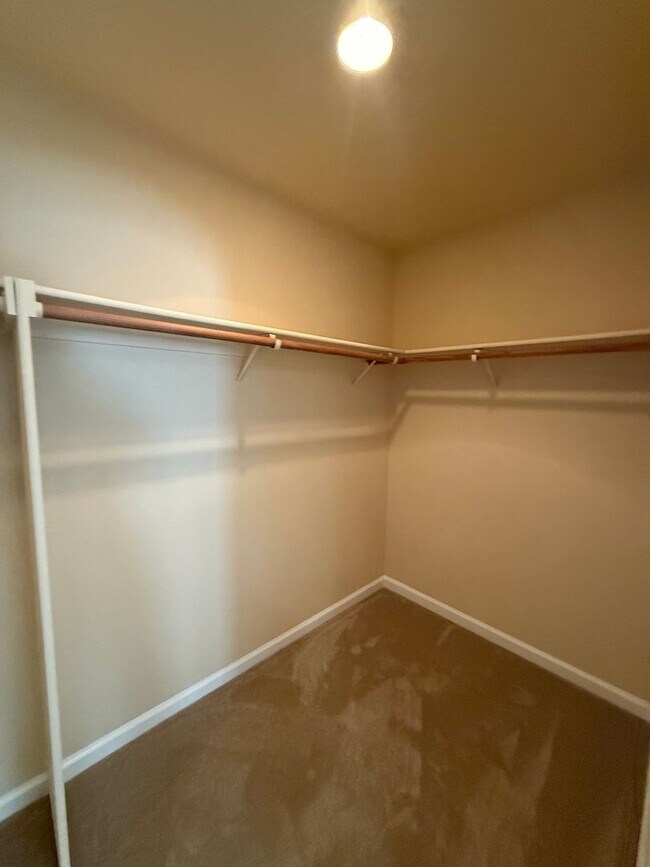 Building Photo - Come Check out this Lovely 4 Bedroom 2.5 B...