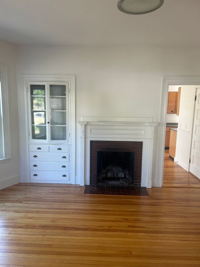 Building Photo - Beautiful 3BR/1.5BA Home Available Septemb...
