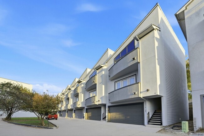 Building Photo - 2028 Tuam St