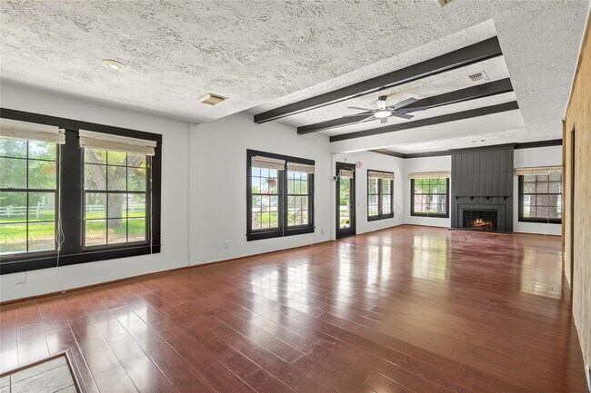 Building Photo - 30318 2nd St
