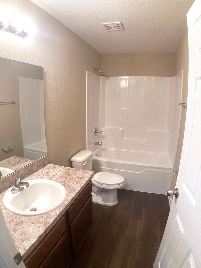 Building Photo - Roomy 3BR Home in NW Jacksonville – 2.5 Ba...