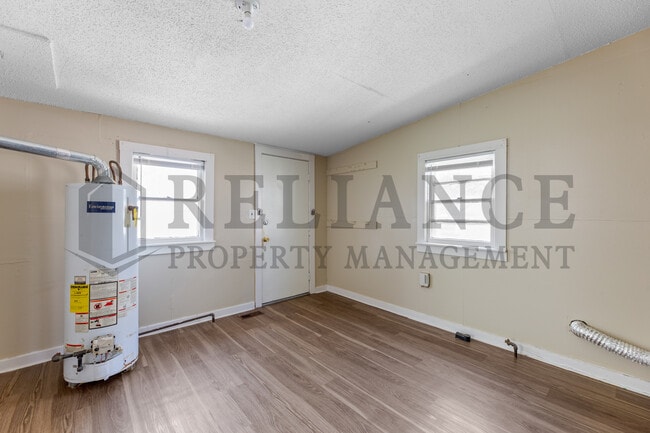 Building Photo - 1028 W Munnell Ave