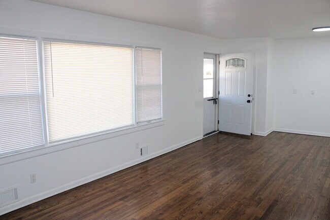 Building Photo - Cozy 2-bedroom, 1-bath home with vanity located in Independence, MO