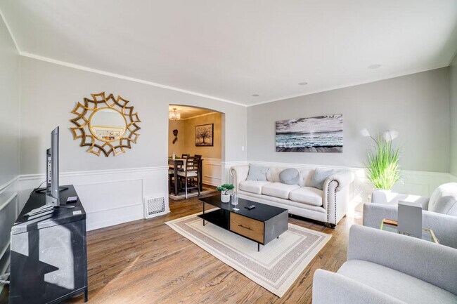 Building Photo - 9830 S Yates Ave