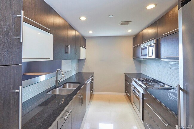 Building Photo - 3751 Riverdale Ave