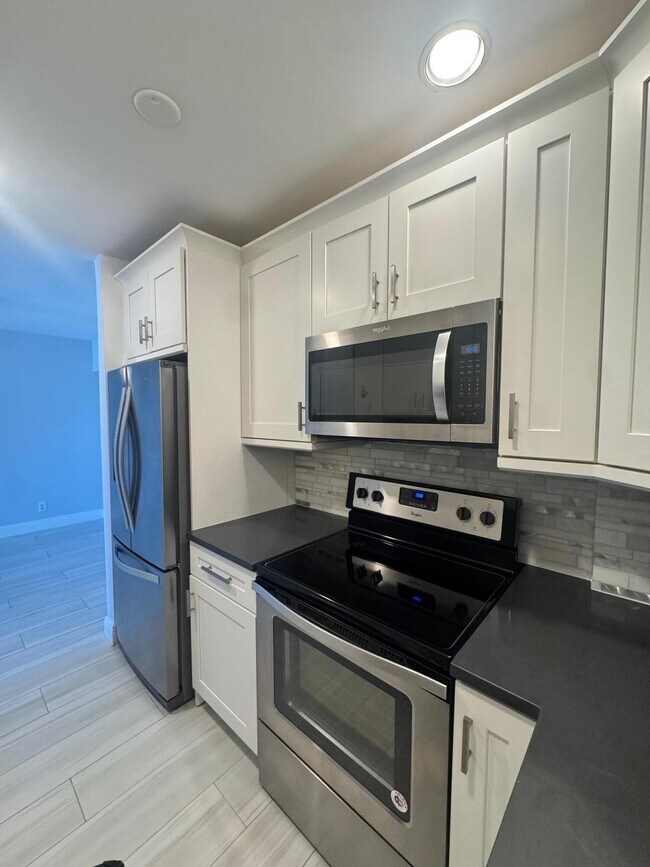 Building Photo - 6521 Bay Club Dr