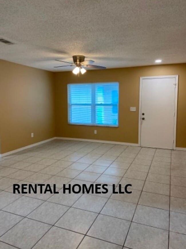 Building Photo - All Tile & new Plank Wood Floors in Bedrooms, Patio Home, Minutes Away From UCF, Technology Park,...