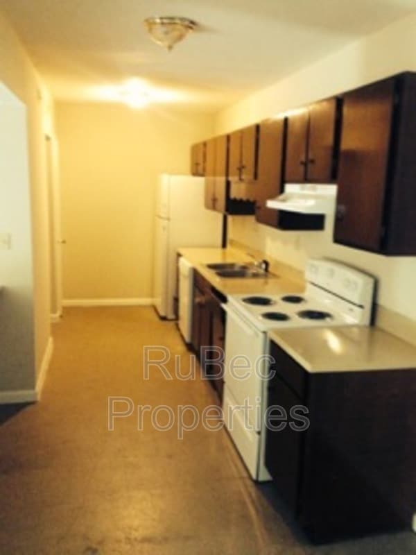 Building Photo - 702 Farmhurst Dr