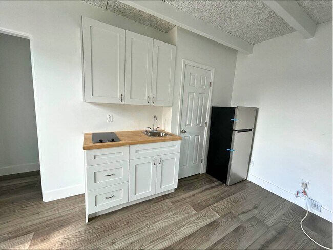Building Photo - 670 E Alfred Dr