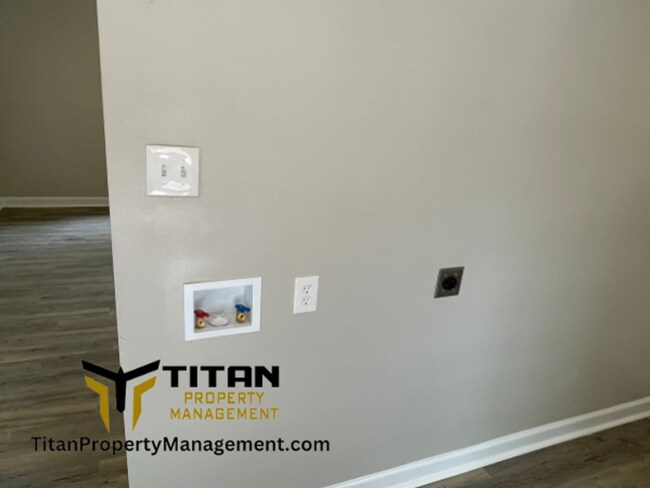 Building Photo - 2B/1B Townhome