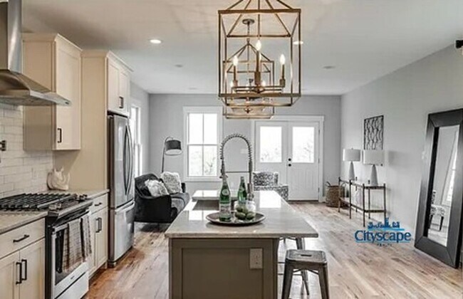 Building Photo - SWANKY 3 BEDROOM NEWER HOME IN HISTORIC CH...