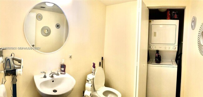 Building Photo - 16699 Collins Ave