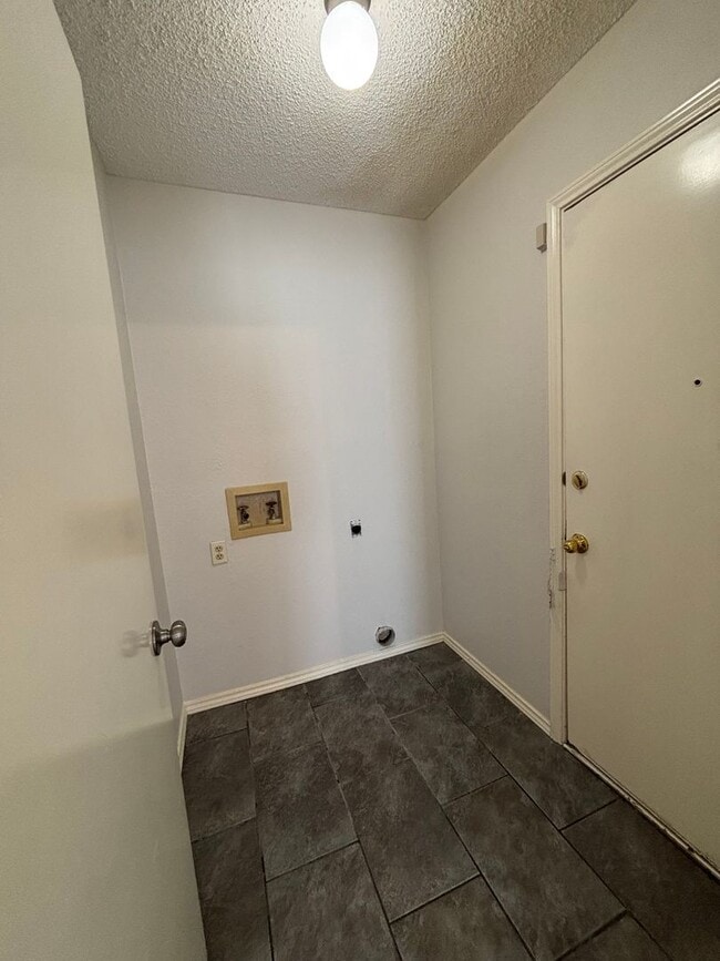 Building Photo - 7232 Laurelhill Ct S