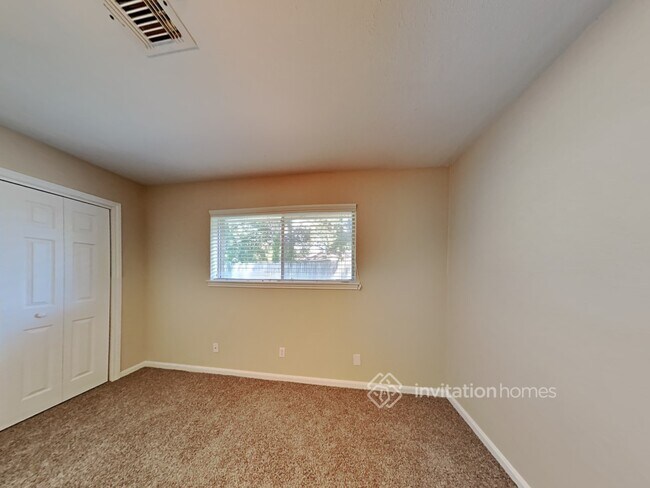 Building Photo - 230 Magic Oaks Dr