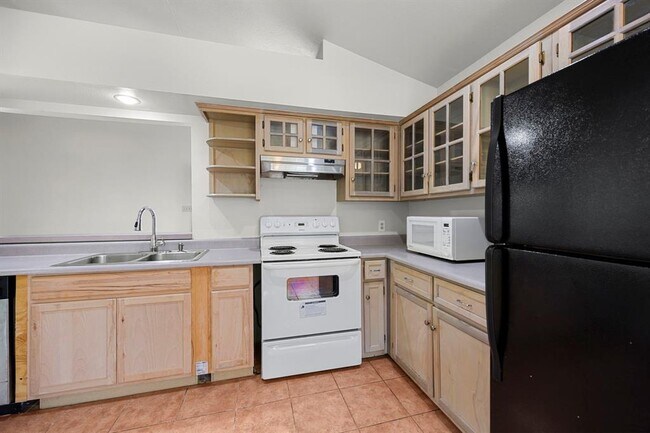 Building Photo - 208 S Cougar Ave