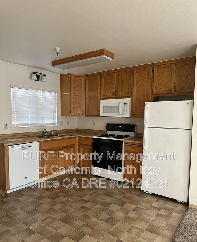 Building Photo - 935 S Oak St