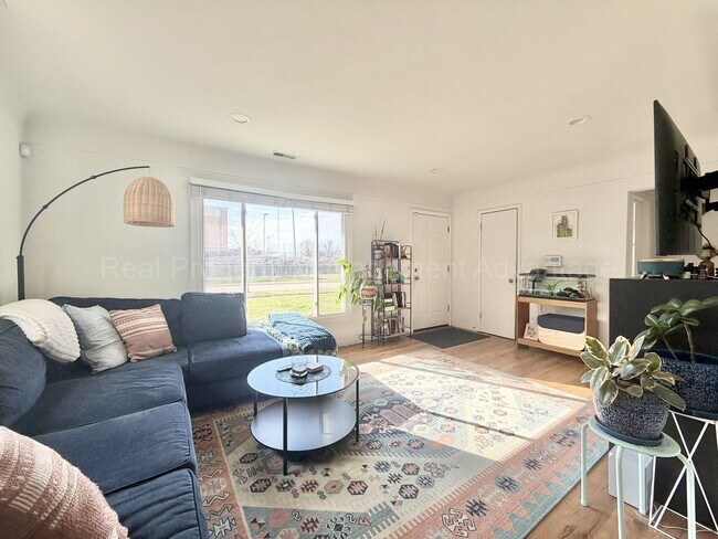 Building Photo - Fully Updated Two Bedroom with Contemporary Style and Comfort Throughout!