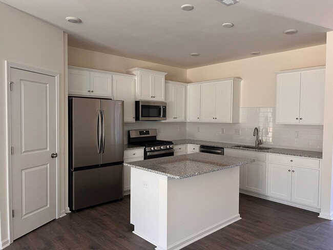 Building Photo - Beautiful 3BR/2.5BA Townhouse located in K...