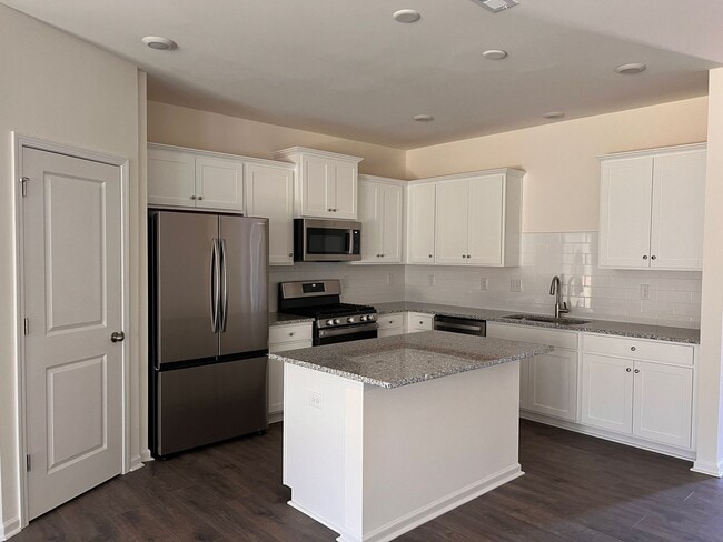 Building Photo - Beautiful 3BR/2.5BA Townhouse located in Kellerton Place