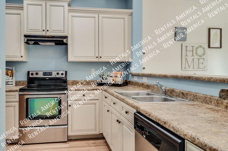 Building Photo - 2727 S Equestrian Dr