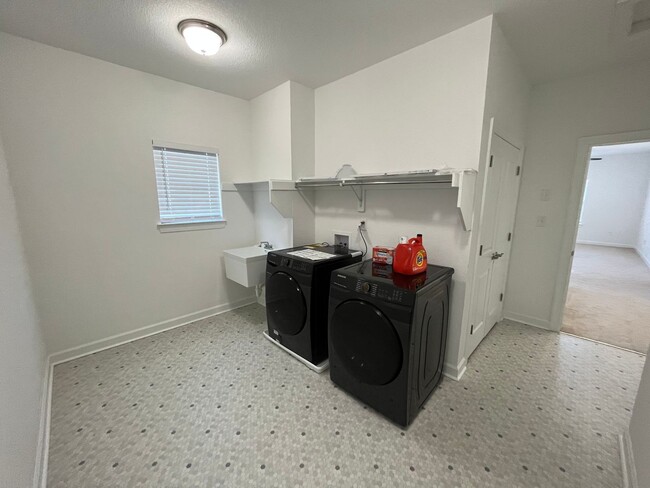Building Photo - 4 Bedroom, 3.5 Bath Condo in Coveted Spenc...