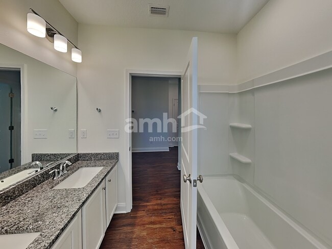 Building Photo - 240 Banyan Frst Dr
