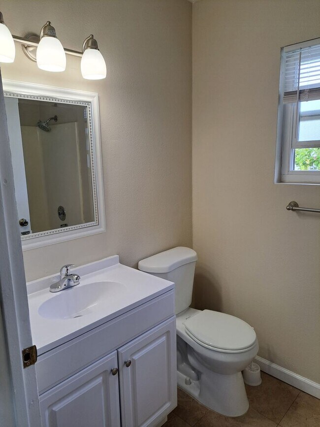 Building Photo - 1835 Carmona Ave