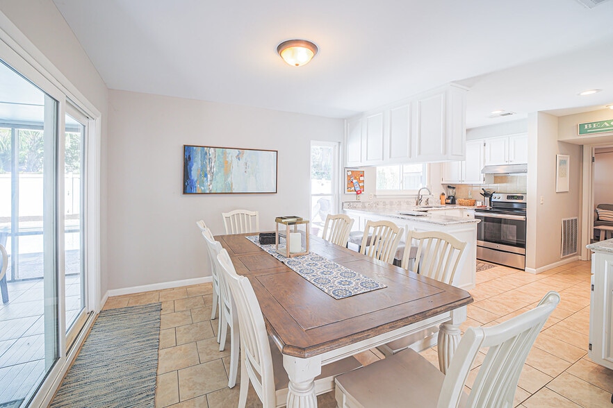 Dining room - 16 Pelican St