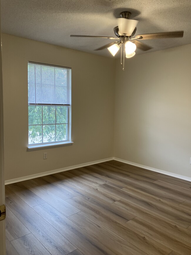 Building Photo - 8629 Golf Creek Dr