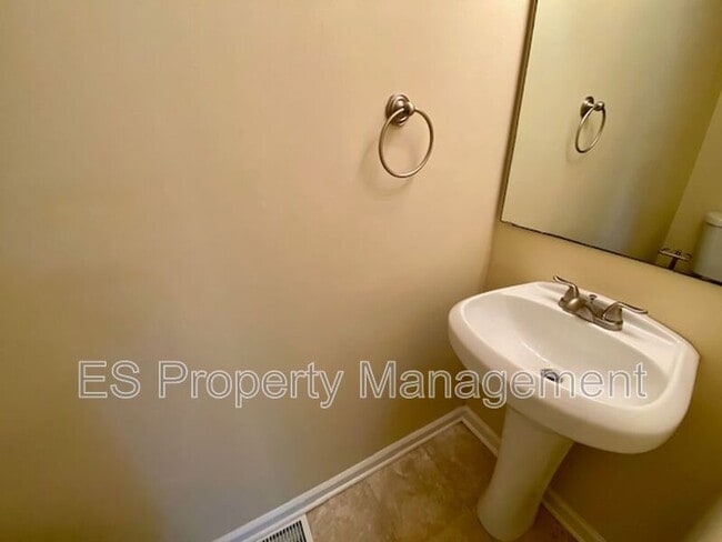 Building Photo - 6879 Oak Lake Dr