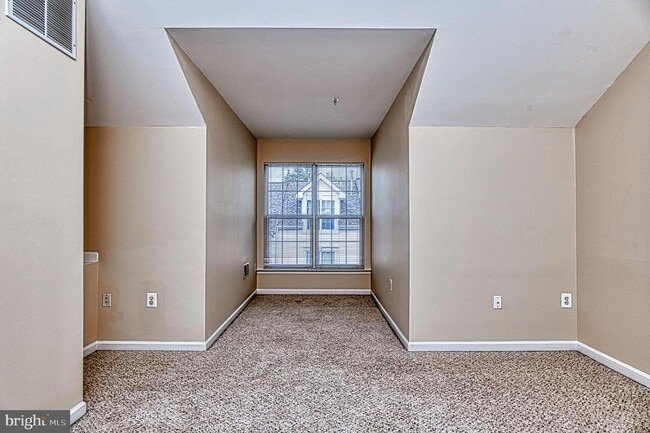 Building Photo - 5832 Cowling Ct