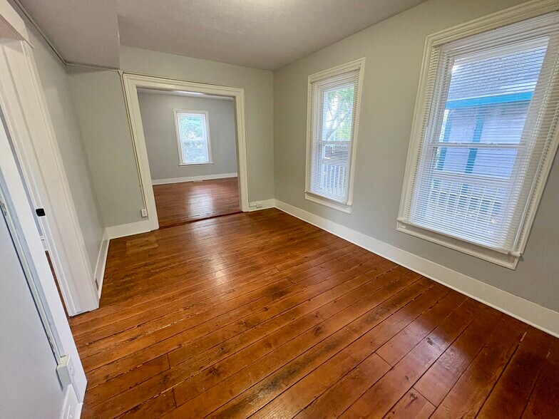 Building Photo - 704 Coit Ave NE