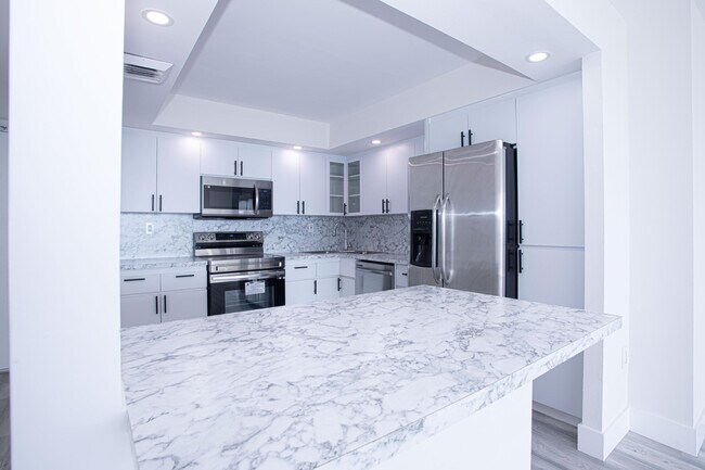 Building Photo - 18021 Biscayne Blvd