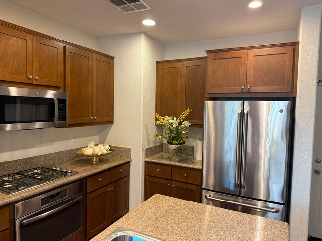 Building Photo - MODERN NEWER 3 BEDROOM 2 STORY FAIRFIELD *...