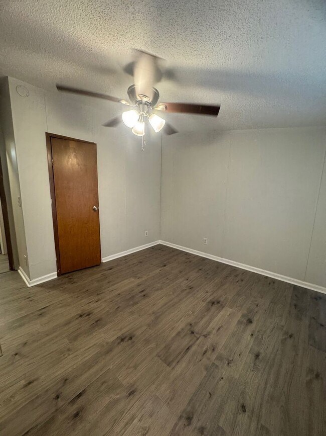 Building Photo - 204 Moss Creek Ln
